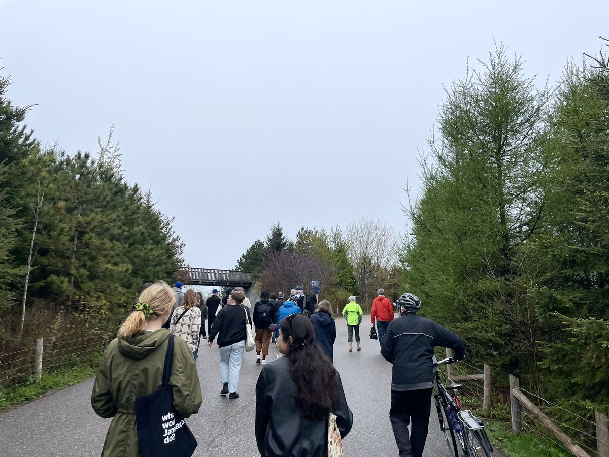 A lovely @janeswalk around Trillium Park this morning with @ONPlace4All 🌱 I spoke a bit about the birds of Ontario Place - here’s a list of who we observed today: ebird.org/hotspot/L63360…
