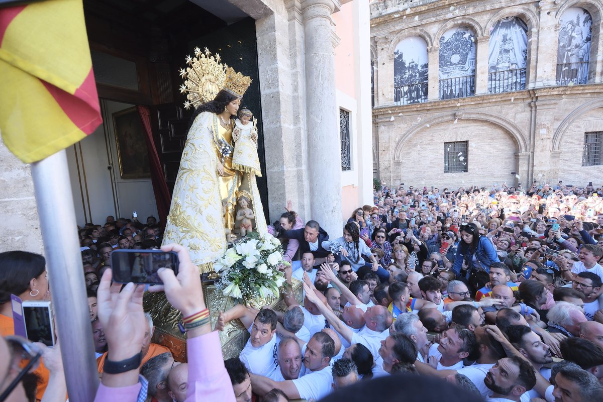 ¡Vive este domingo la festividad de la Virgen de los Desamparados!🎉 🕥A las 10:30h, tendrá lugar el emotivo traslado de La Geperudeta desde la Basílica a la Catedral de València. visitvalencia.com/agenda-valenci…