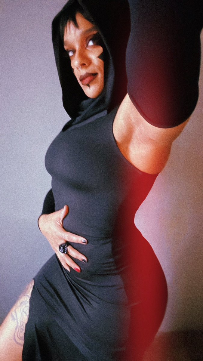 It feels good to be bad 🫦🔥 #StarWarsDay #starwars #starwarscosplay #May4thBeWithYou #RevengeOfThe5th #sith #cosplay #cosplayergirl #cosplaygirl #musclemommy