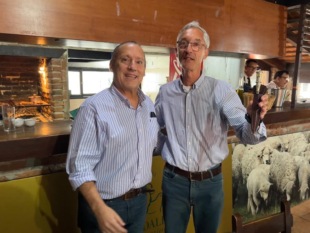 Respetando la tradición, nos reunimos los equipos de Rurales El País y Hablemos de Agro. Aunque con ausencias justificadas, compartimos buenos momentos junto con las familias, e hicimos una despedida como se merece al jubilado Pablo Antúnez. Hay equipo, hay familia, hay futuro…