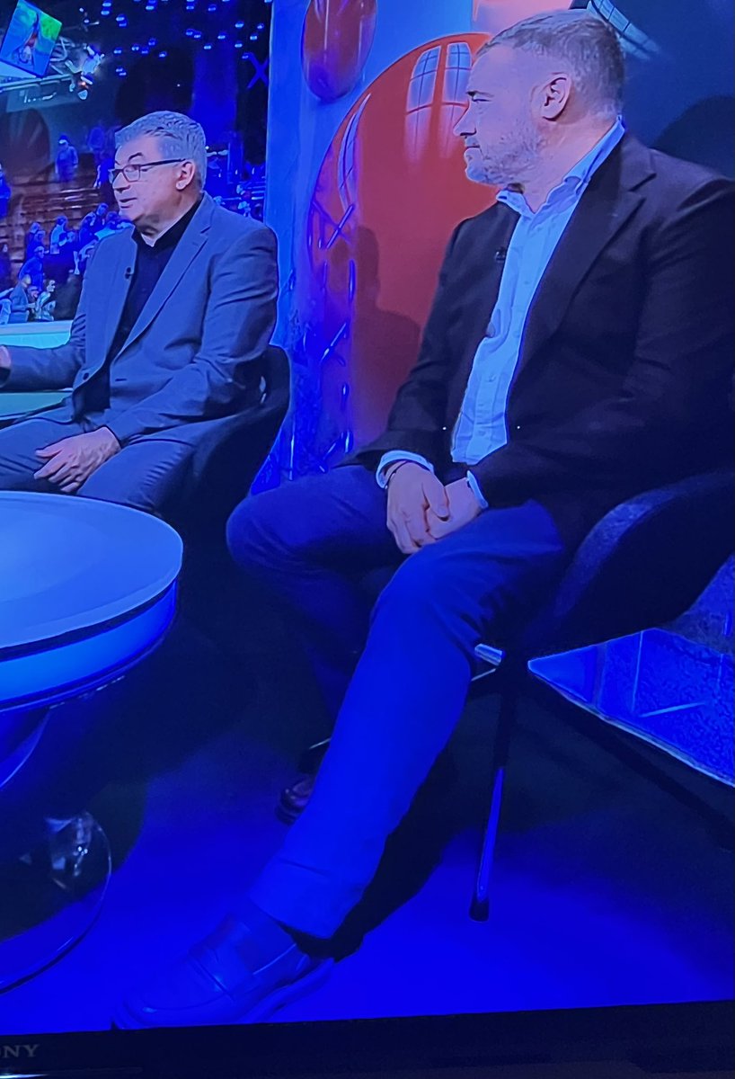 Stephen Hendry there with his prescription shoes. #WorldSnookerChampionship