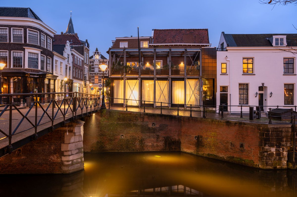 🔍 Aan de gracht in Schiedam ligt deze bijzondere onder architectuur gebouwde stadsvilla ⛵

Check de prijs en alle foto's hier: bit.ly/4dhuPdg

#Binnenkijker #schiedam #gerenoveerd #architectuur #stadsvilla #modern #luxe #inspiratie #wonen #wooninspiratie #Funda #TeKoop