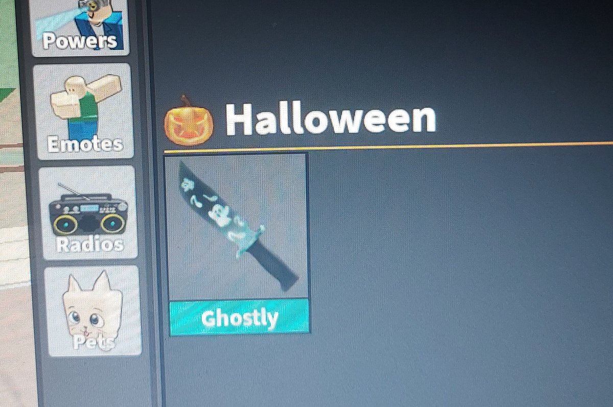 So I'm not mm2 player but I fount this in my inventory, any of you mm2 players have offer for it? Accepting rh diamonds or items :)

#rh #crosstrade #mm2 #murdermystery #roblox #robloxmm2 #royalehigh