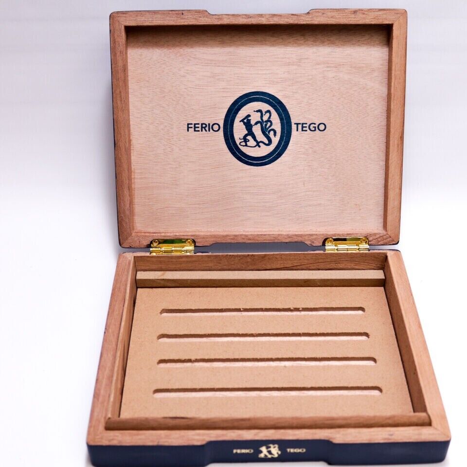 Presenting the Ferio Tego wood box. Perfect for displaying around your home; and no worries about scratching your shelves as its underside is covered in black felt.
#luxury #unique #gift #artsandcrafts #hobby #cigars @ebay

ebay.com/itm/3952969596…