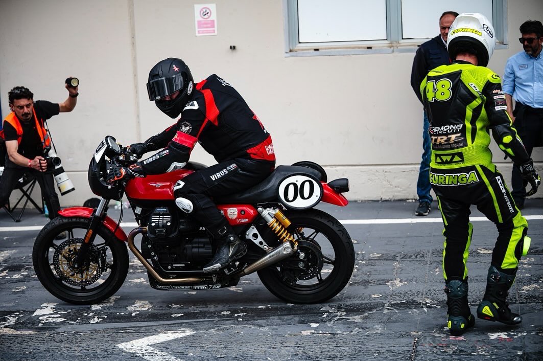 Weekend pazzesco a @Vallelunga con campionato by @motoguzziclub 🏁🤘🏻Grazie a tutti per il supporto.. @FCuringa e la mia #V7 #Race #motorcycles #Guzzi #gas #Vallelunga #Virginradioitaly #gare #passione #benzina 🚀 Photo by #Porrozzi