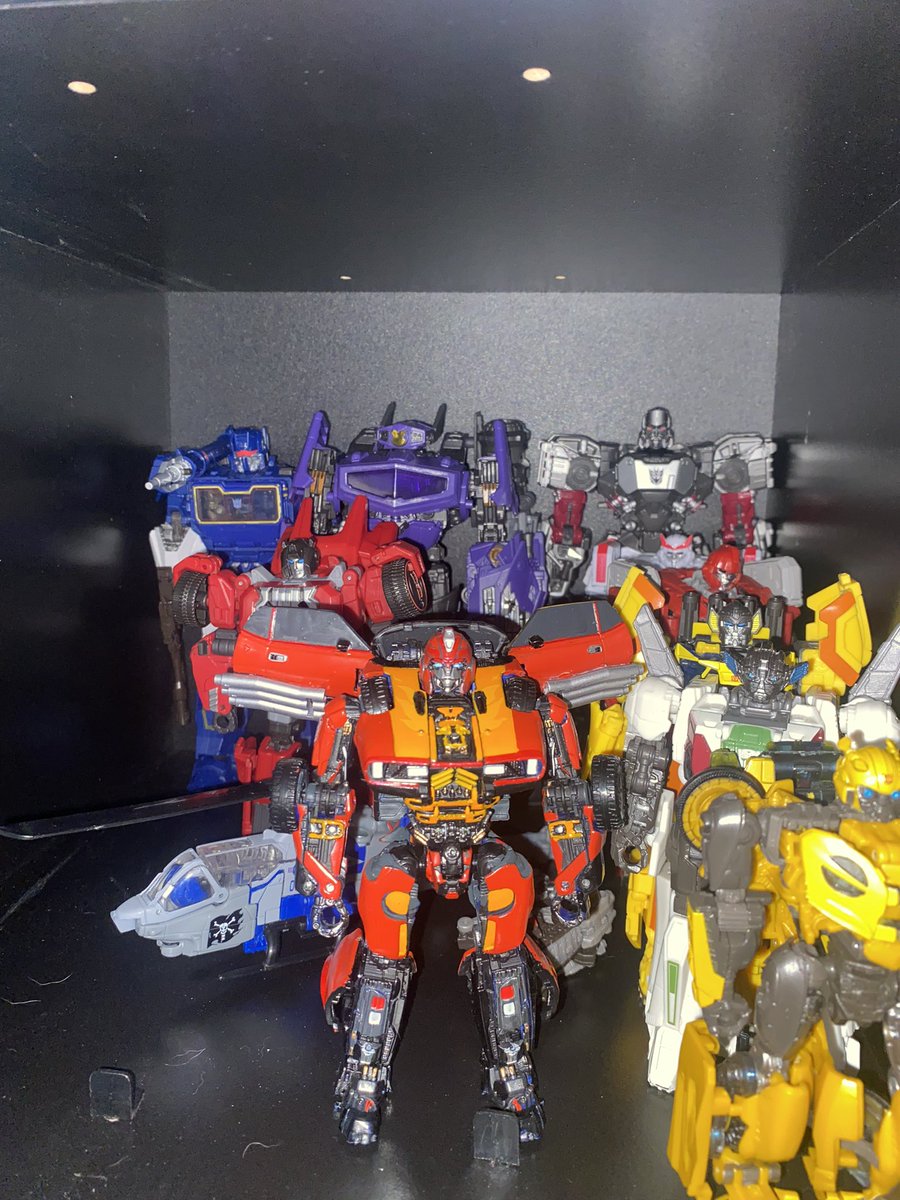 I probably post another set of pictures of when my shelf is fully finished and stocked with my collection 😀

#Transformers #Transformers40
#TransformersLegacy
#TransformersCollector