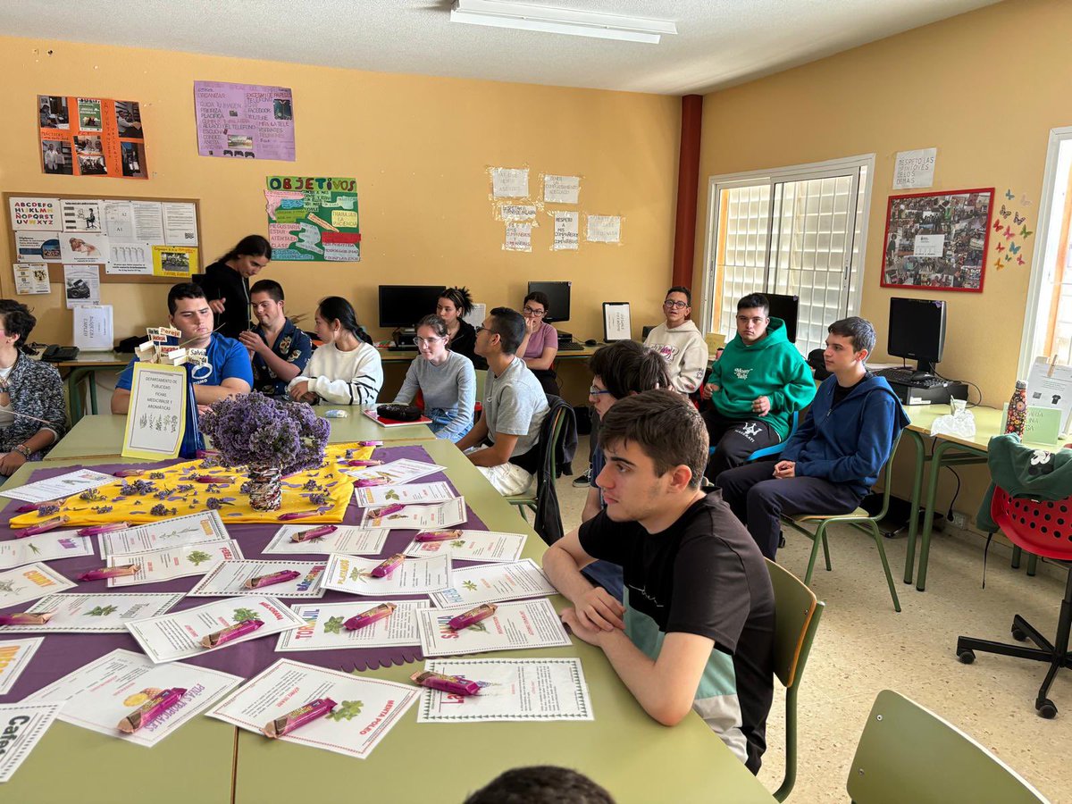 IESLomoH's tweet photo. El viernes fue especial para el alumnado de 2° #PFPA, que presentaron las plantas de su trabajo en el proyecto de la empresa de Hierbas Medicinales y Aromáticas Lomo de la Herradura al #AulaEnclave y 1° #PFPA.
@EducacionCan @educaciongob @Ayun_Telde @GranCanariaJven https://t.co/DIfWm4HOLB