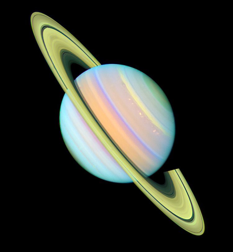 NASA'nın Voyager 2 uzay aracı tarafından çekilen Satürn gezegeni.