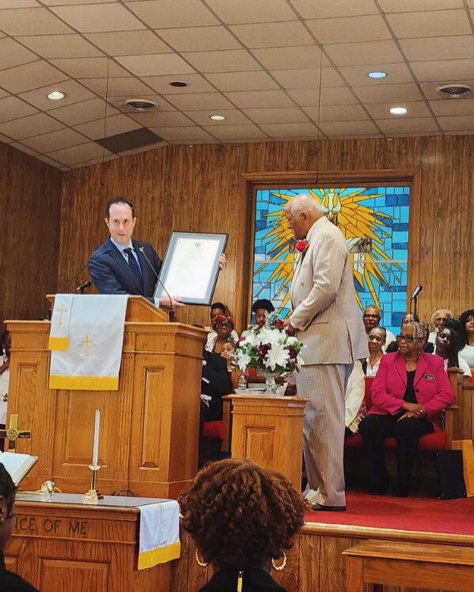 It was an honor to be able to present Reverend Angelo Chatmon with a Senate Resolution at his 25th anniversary service at Pilgrim’s Journey Baptist Church this morning. Reverend Chatmon epitomizes walking in Jesus’ footsteps. Thank you for everything you do for our community!