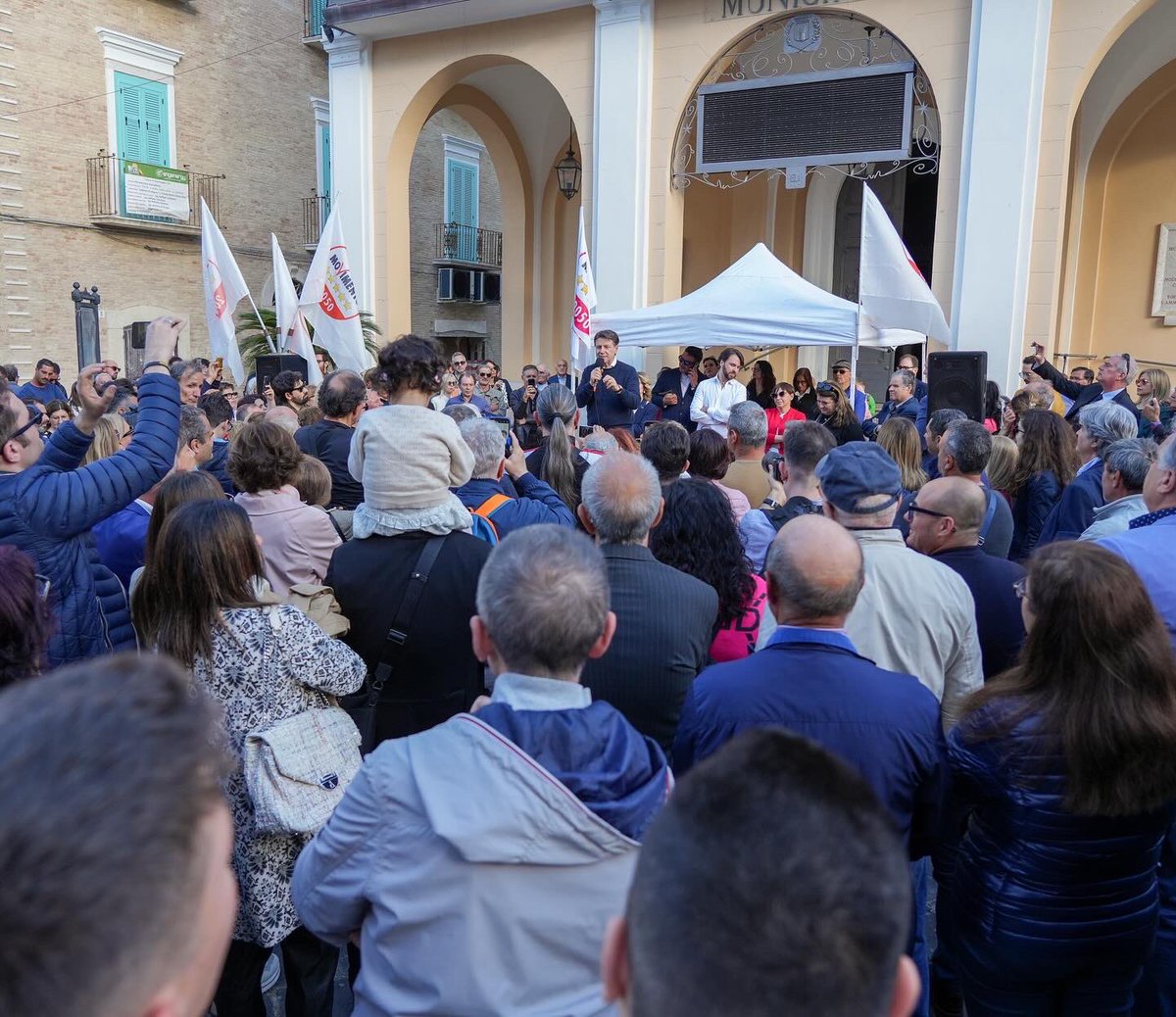 Tre giorni di straordinario calore, di affetto, ma anche di confronto e di stimolo. Da Lecce a San Giovanni Rotondo, passando per Bari, Gioia del Colle, Santeramo in Colle, Rutigliano, Torremaggiore, San Severo. Tre giorni che mi hanno dato una grandissima carica. Grazie Puglia!…