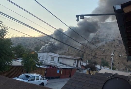 🔴 AHORA: sube a 16 el número de carros del Cuerpo de Bomberos de Santiago ante 3ª Alarma de #Incendio, declarada en calle 11 de Diciembre y Potrerillos, comuna de #Renca. (Imagen vía @SOSAFE_CL) @Comandantecbs #EmergenciasCBS #BomberosSantiago