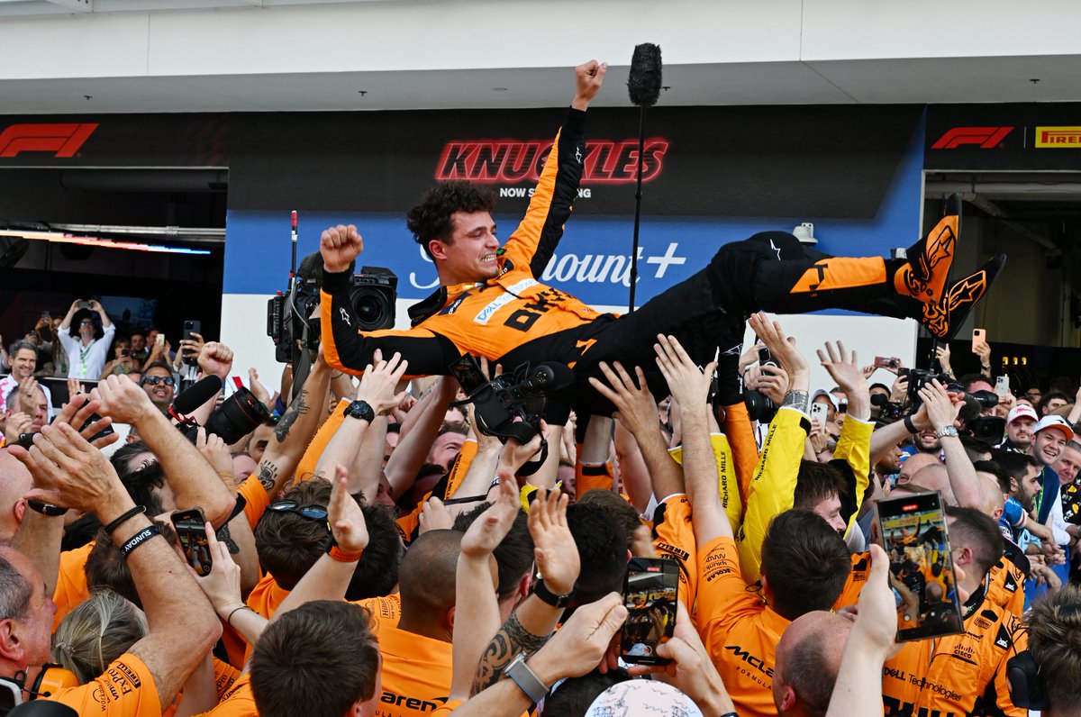 *Lando Norris takdir tweet'i* 🔙2021 Monza'dan sonra McLaren'a ilk galibiyeti getirdi. 🥇F1 kariyerindeki ilk galibiyetini aldı.