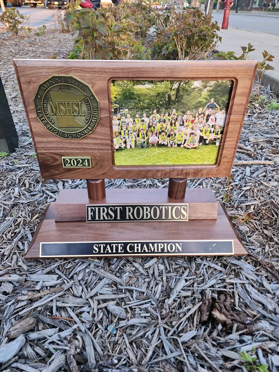 Congratulations to our very own Tonkabots ~ taking first place in the Minnesota State Competition today! What a season! #WhiteHawkPride