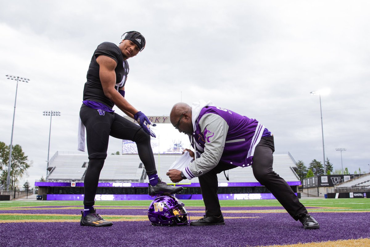 Back with the Family!! @UW_Football #Committed ☔️☔️☔️☔️ @CoachJeddFisch @ScottieGraham @CoachOmura @thecoreynielsen @JNIEL8 #BowDown