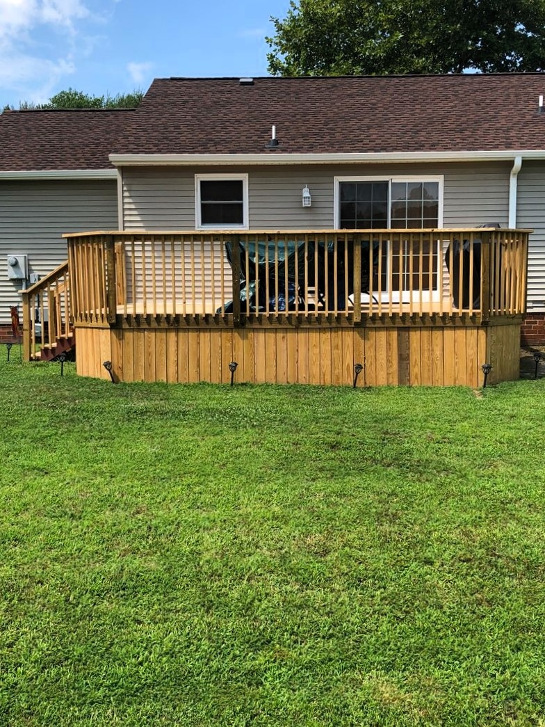 Summer days just got better with your new deck and outdoor living space ☀️🏡 You can gather with family and friends for BBQs, games, and endless memories! #deckgoals #outdoorliving #summerfun 🍔🍹🌞