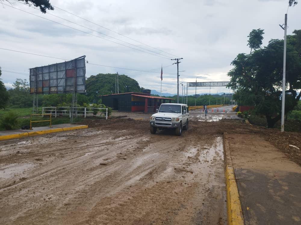 Culminan los trabajos para la sustitución de alcantarilla en acceso al Puente Binacional Francisco De Paula Santander, en el municipio Pedro María Ureña, estado Táchira, donde se ejecutó el reemplazo 18 metros lineales de tubería de 66 pulgadas, por lo cual se procede a…