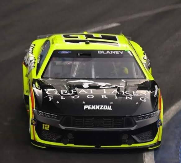JuarezMaio's tweet photo. @LipePaiga  @slago vocês sabem por quê nas primeiras provas do ano, os Ford estavam com o símbolo do cavalo Mustang escuros ?    Não dava nem pra ver ...  
 #NascarnoBandSports https://t.co/NfkFqjbwHW
