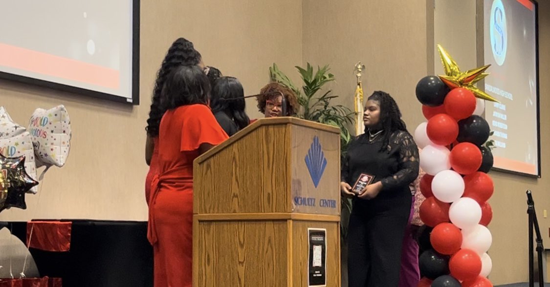 TenikkaANjax's tweet photo. Today, dozens of local students were awarded tens of thousands of dollars in scholarships during the Winona Cargile Alexander Super Senior Scholarship & Community Impact Awards presented by @dstjax. Thank you for inviting me to emcee this wonderful event! #DSTJax https://t.co/Ven4mL7dVa