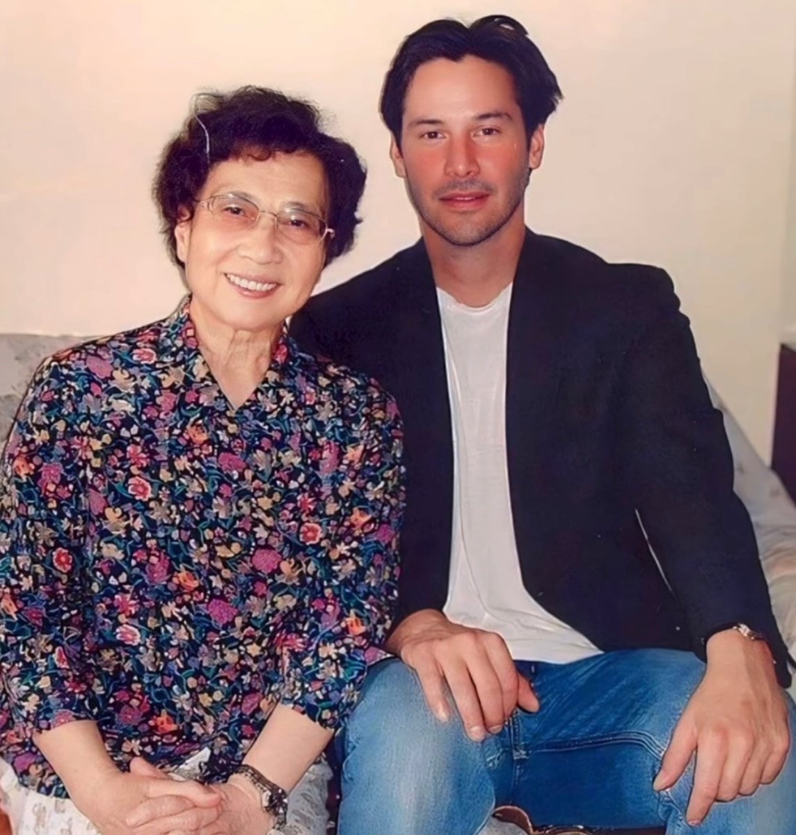 Keanu Reeves visits his grandmother (on his father's side) in Hawaii. Keannu is the son of a Chinese-Hawaiian father and an English mother.