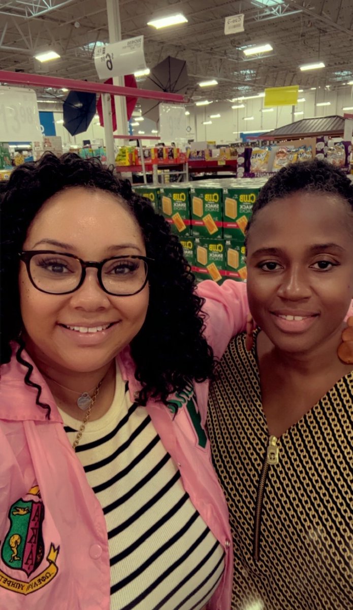 Just when I thought that this was the first time I haven’t seen another principal shopping on the evening before  #TeacherAppreciationWeek, I ran into one of the sweetest principals ever, <a href="/COBW2216/">Corine O. B. Warren</a>! 🩷💚❤️🤍