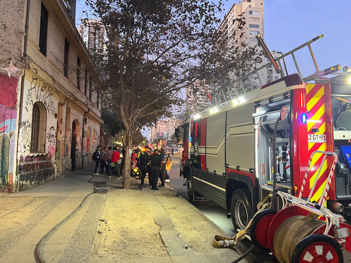 🔴 AHORA: el Cuerpo de Bomberos de Santiago responde con 3 carros ante llamado por #fuego estructural, en Avenida Santa Isabel y Carmen, #Santiago. @Comandantecbs #EmergenciasCBS #BomberosSantiago