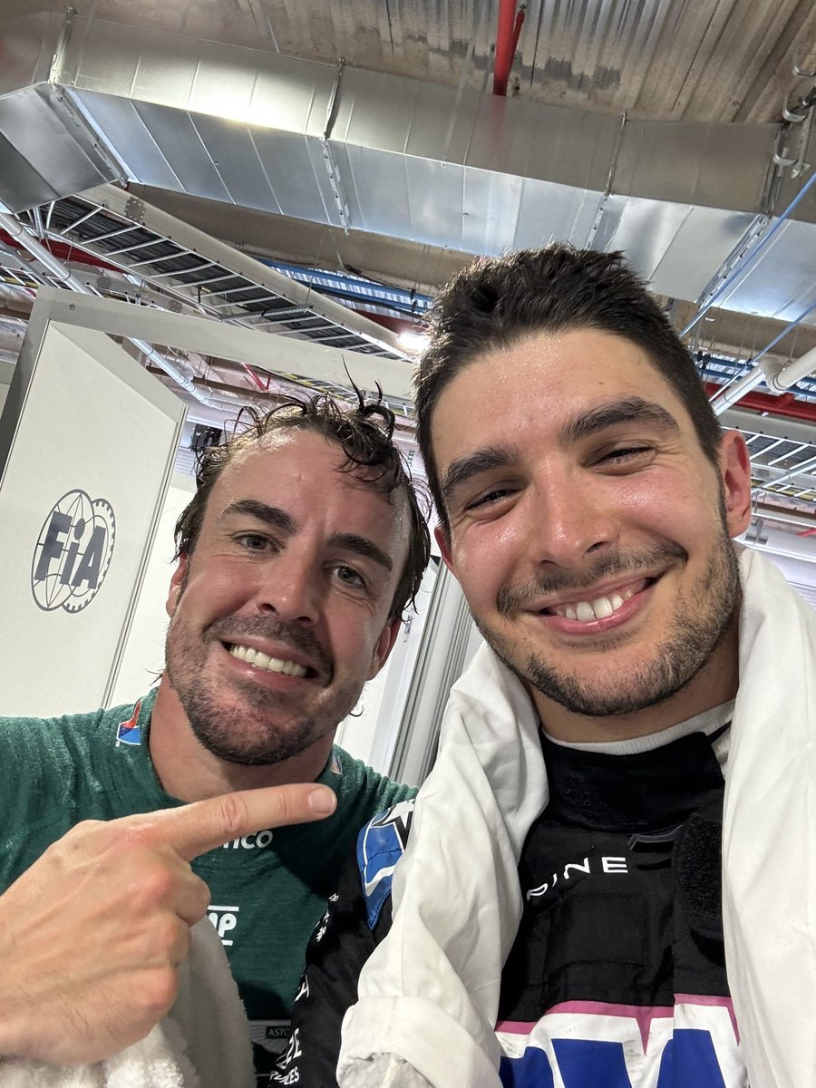 🤳🇪🇸🇫🇷 Selfie de Alonso y Ocon post-carrera #F1 #Formula1 #MiamiGP