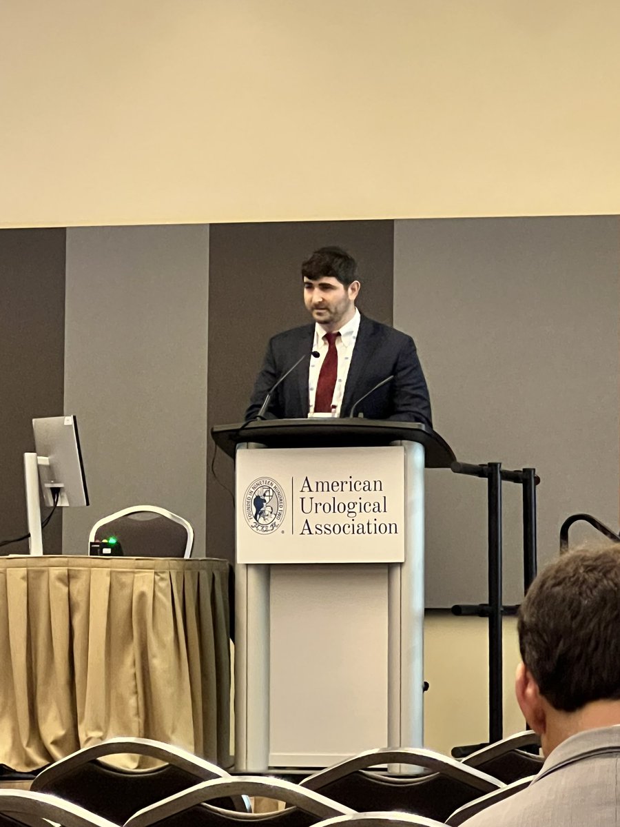 MaimoUrology's tweet photo. Research year resident and PGY-3, Yitzchak Katlowitz, presenting on the success of ChatGPT 🤖 in the management of urologic trauma 🦾 @MaimoHealth @NYSAUA #urology #residency #researchyear #ChatGPT #technology #trauma https://t.co/x5QlaBWrgL