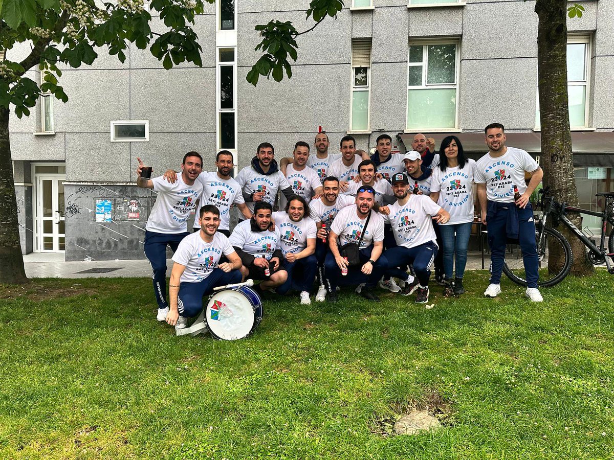 BetiCd's tweet photo. Un sueño cumplido !! Somos de terceraaaaaa !! Enhorabuena al equipo, entrenador y cuerpo técnico y muchas gracias a la pedazo afición que tenemos !!!  @BetiCd https://t.co/VfDfOzbnI8
