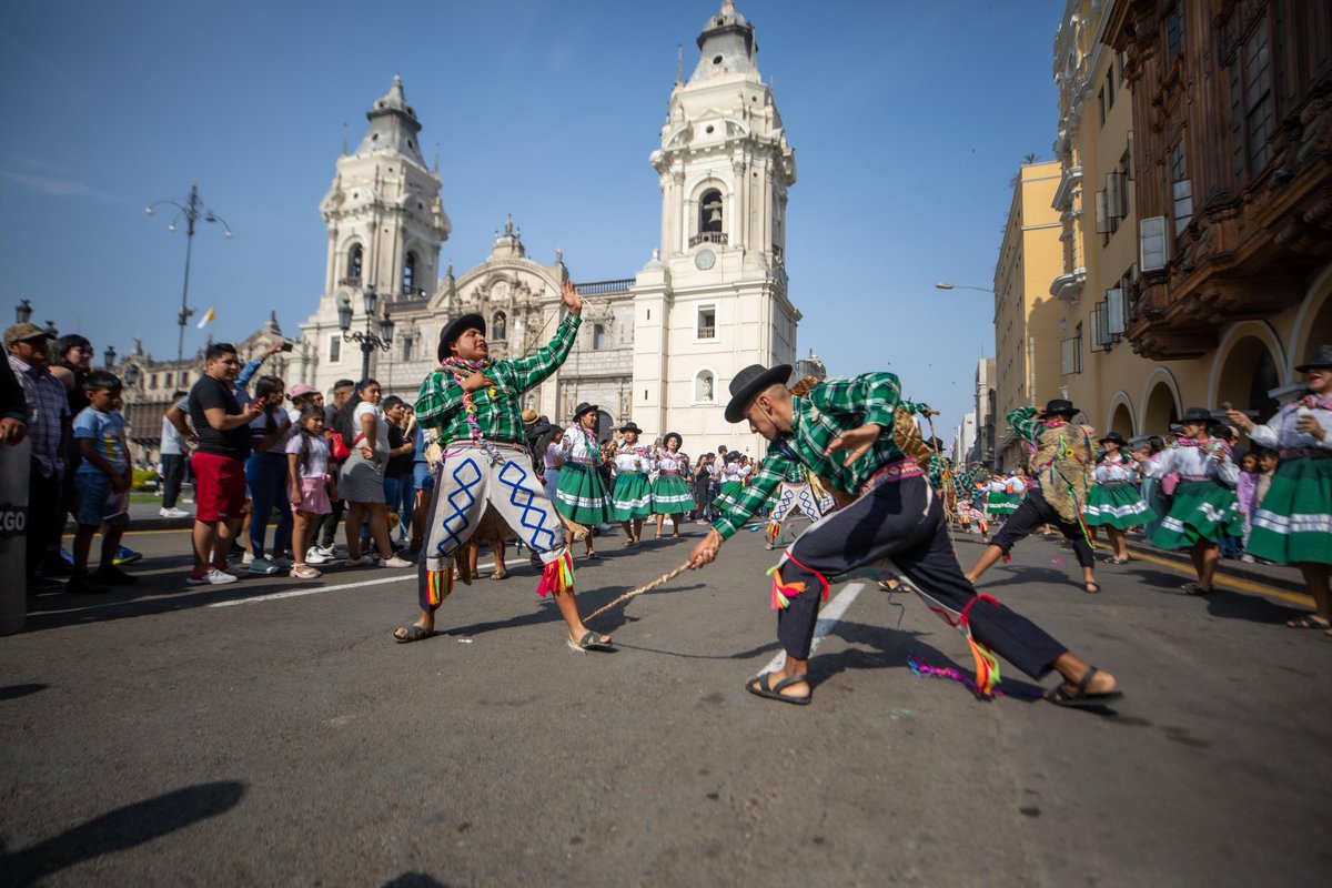 ¡Fomentamos el turismo cultural! 🌐💃🇵🇪 El #PasacalleDeLima sigue siendo vitrina de nuestro folclore; cada fin de semana cautiva a visitantes nacionales y extranjeros en el corazón de la capital.