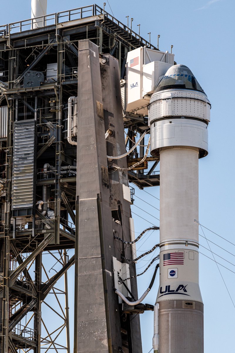 The Starliner spacecraft sits atop its ride to orbit at SLC-41 on the evening before launch day. Things are on track for launch at 10:34 PM EDT tomorrow. 📸 me for @considercosmos