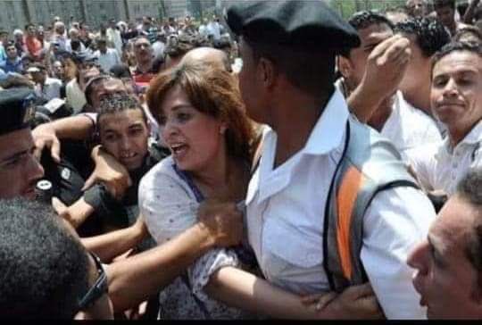 क्या आप जानते है कि इस्लाम में “तहर्रुश” क्या है …? फोटो मिस्र की है। इसमें एक क्रिश्चियन लड़की दिखाई दे रही है जिसने 'तहर्रुश' से बचने के लिये एक पुलिसवाले को पकड़ा हुआ है। परन्तु पुलिसवाले नें उसे नहीं बचाया और वह तहर्रुश का शिकार हो गई। तहर्रुश का शाब्दिक अर्थ है,