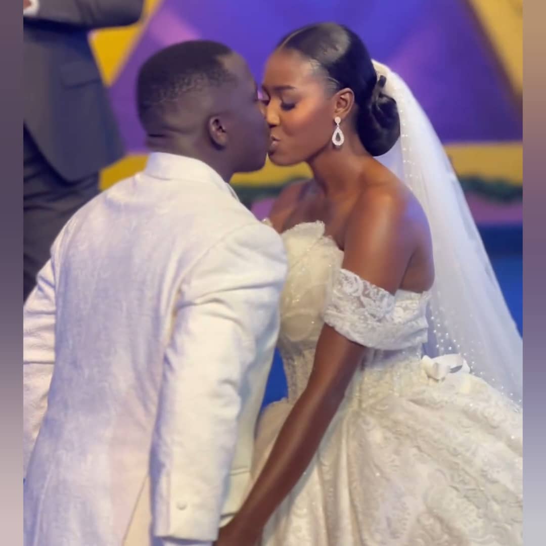 The Pastor’s Reaction to This Couple’s First Kiss Will Make You Laugh bellanaijaweddings.com/first-kiss-rea…