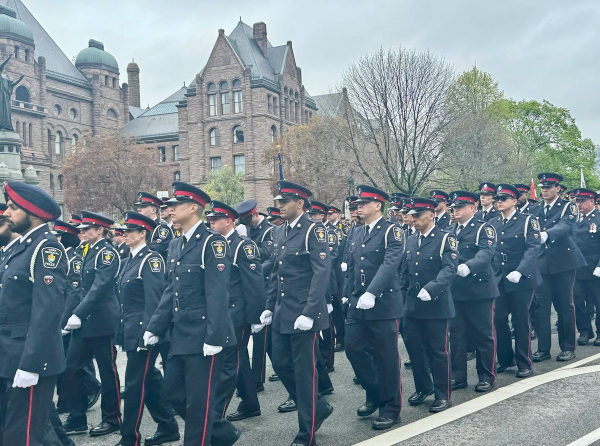 Today, I was honoured to march with @YRP members in the 25th Annual Ceremony of Remembrance and pay tribute to Ontario's fallen police officers, who died in the Line of Duty. These officers are #HeroesInLife, and are remembered for their courage and sacrifice, each and every day.