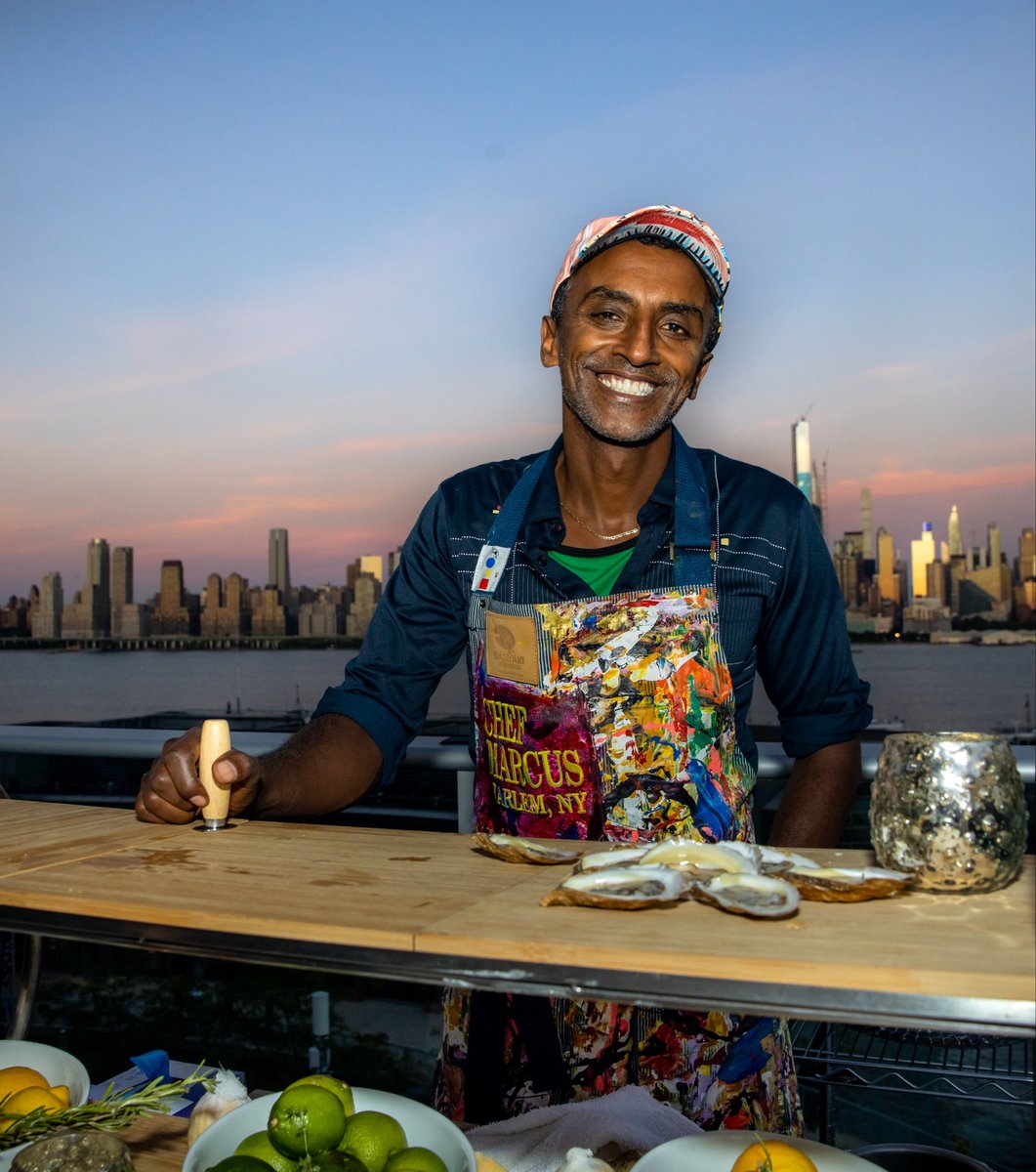 Fresh oysters and that iconic city skyline... Can't think of a better way to spend an evening.