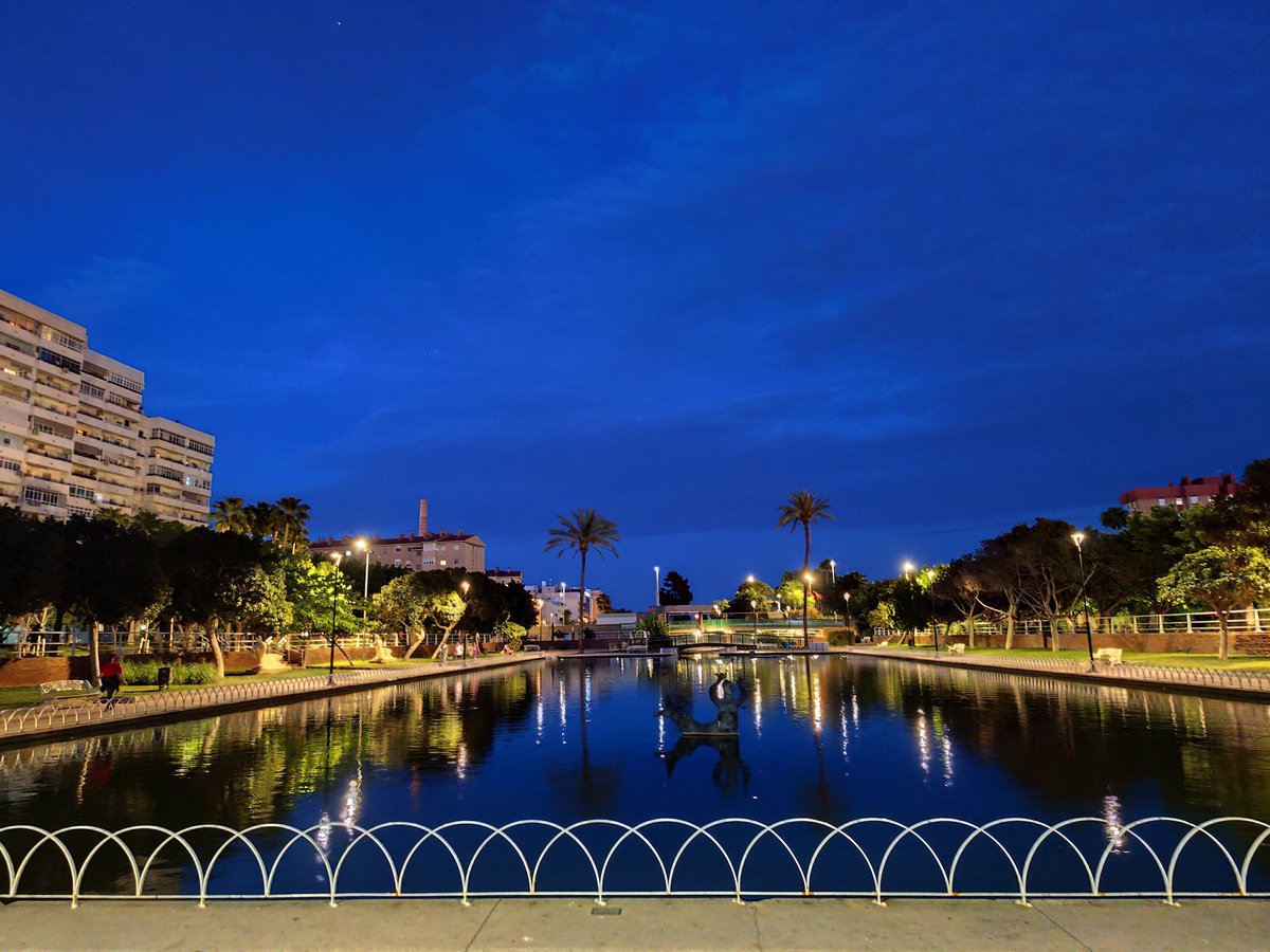 Gabriel1895509's tweet photo. Vista en la ya casi noche en el parque. Las vallas parece que tienen una forma peculiar, como si fuera un mosaico 👀

Después de tantos post de geometría, realmente vamos a ver mates en todos lados gracias a @SilviaMoral10!

#didgeometria3E
#teselacionesuma3E
#silviarecupérate https://t.co/bJ2IwhRZkJ