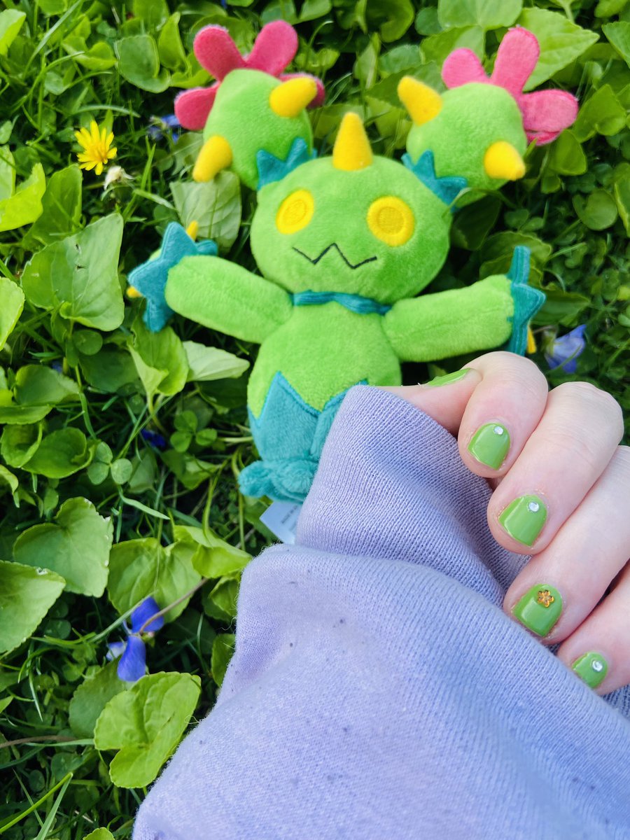 anni3magic's tweet image. matching nails with the bestie 💅💕