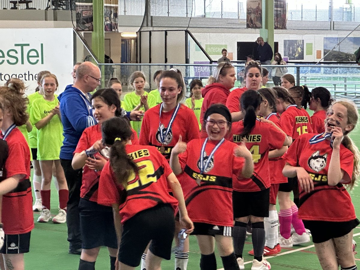 ESJS_Yk's tweet photo. Here are some pictures of one of our grade 4/5 girls' teams who made it all the way to the gold medal game. Despite an incredible effort, our girls ultimately lost in overtime. Congrats on your silver medals girls, well-deserved! #GoHuskies #allezhuskies https://t.co/dOkIBx9q5a