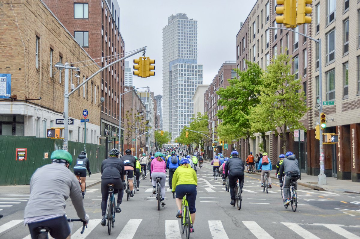 40 Miles. 5 Boros. One Day. Zero Cars. @BikeNewYork’s 45th Annual Five Boro Bike Tour attracted over 32,000 cyclists on 64 kilometres of car-free streets today. The Dutch Cycling Embassy was part of a large “Orange Wave” of 100+ cyclists organized by the @NLinNY Consul General.