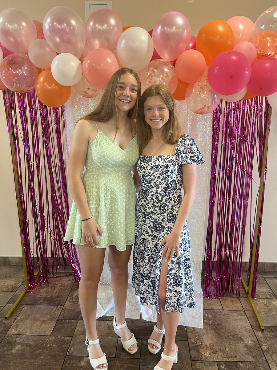 Congratulations @LaurenSandstr0m and @reagan_huscher! 🎓🧡🩷🎉 It was such a fun day celebrating you two and your incredible 4 years at Hayden. We appreciate your leadership and will miss you both very much! 🥹#US