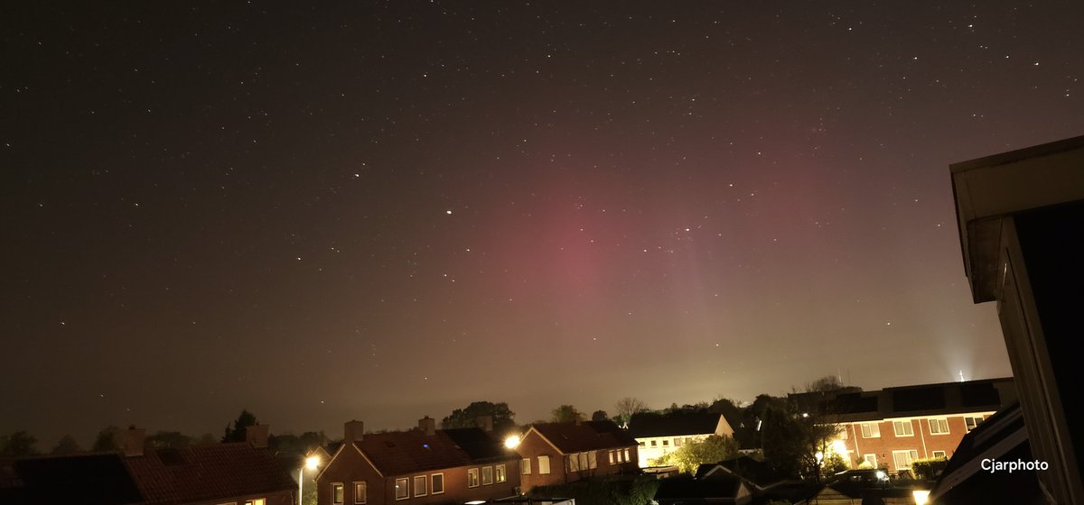 Vanuit het slaapkamer raam, in wagenborgen.  Groningen. 
Fotografisch.

#Aurora #noorderlicht #poollicht