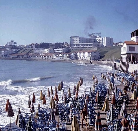 Mar del Plata, 1958. Actual Playa Varese, que entonces se llamaba 'De los Ingleses'.  La posterior construcción de espigones y el dragado permitieron recuperar las playas, que habían sido virtualmente barridas por el mar. Foto Revista Life