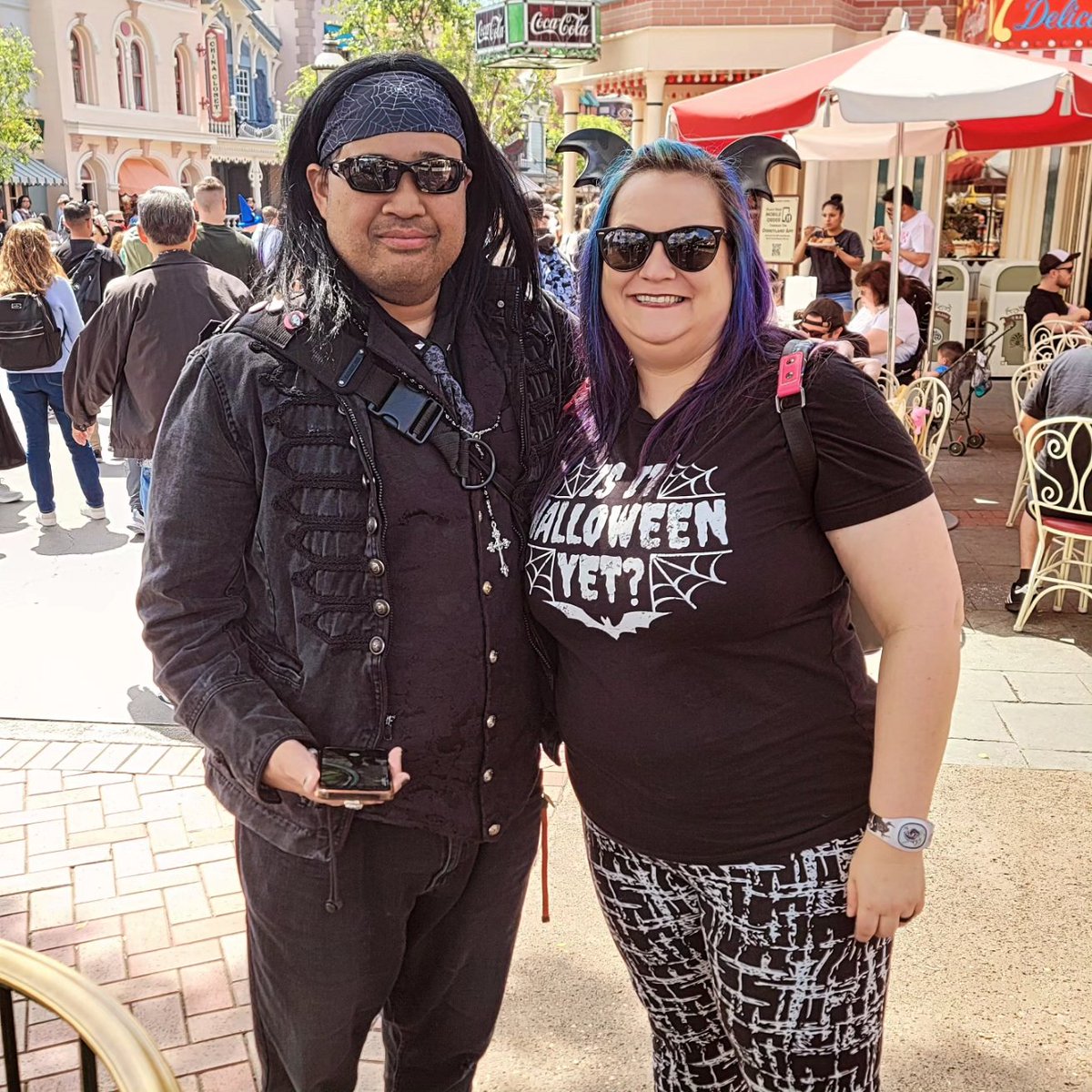 Nothing like connecting with a friend you've known for 20 years! Allannnnnnn!!! 🎃 @batsday #25th #batsday #DisneyGoth