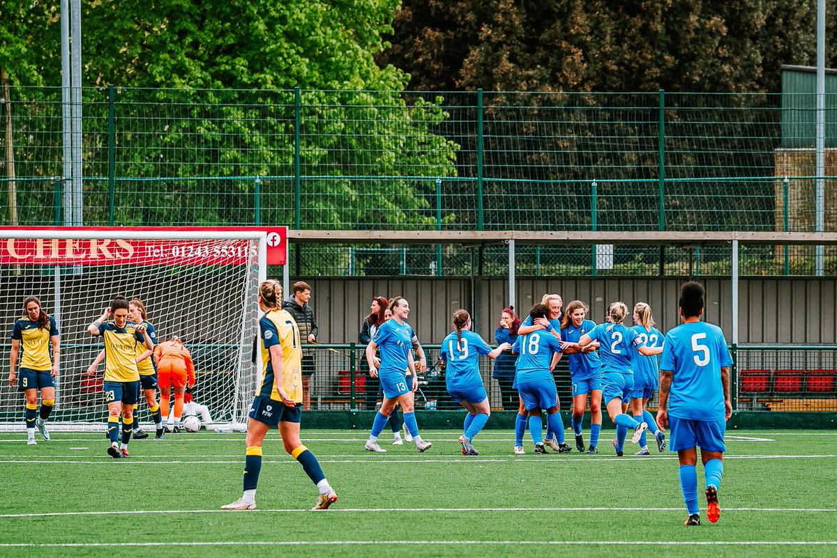The goal, the smile, the celebration ⚽️💛💙 @Mimioxford well done girl. What a special team. #header #goal #nationalleague #support #teamwork #abingdon #Mimi