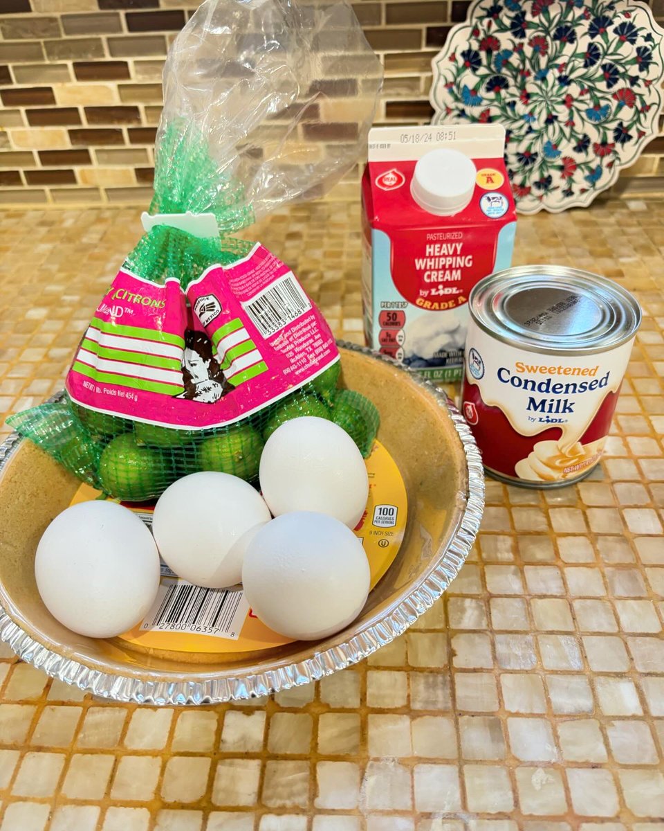 dljn2193's tweet photo. as pondering what I wanted to make while at the store.... Decided on a Classic Key Lime Pie 🥧😜👍🏼
#fitpup #musclepup #gayfit #gay #gayboy #gaystud #gaypup #musclegay #muscle #gayjock #fitgay #gaymuscles #gaylatino #baking #dessert #inthekitchen #dessertporn #keylimpie https://t.co/A7cbWx5mx3