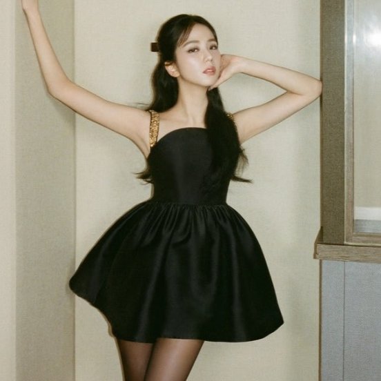 #Blackpink's #Jisoo shared stunning photos on her social media, showcasing her beauty in various outfits. 

#블랙핑크 #지수 #KimJisoo