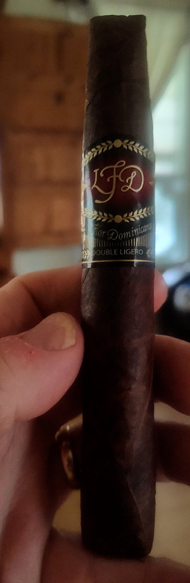 Double Ligero Chisel will suffice for the weekend closer. Hopefully y'all had a great weekend. 🔥💨💨 #EvwrymanKing #PSSITA #botl #CigarSniffers #sotl