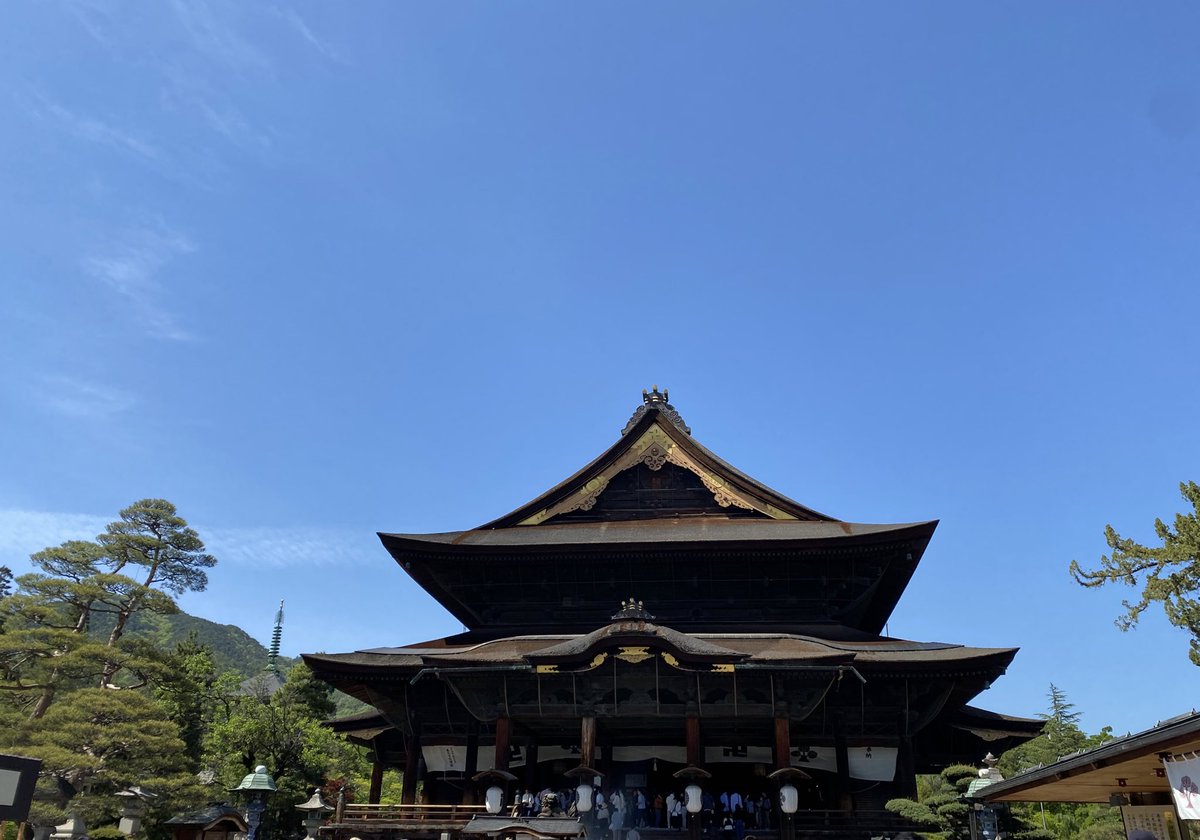 昨日まで長野県に出掛けておりました

小布施町のフローラルガーデンおぶせ
に行き、道の駅おぶせ、善光寺に

ガーデンの八重桜は散っておりました
藤の花やオオデマリは見頃

それにしても昨日の小布施町、長野市は
暑かった

30°超えの夏日という

#長野県
#長野市
#小布施町