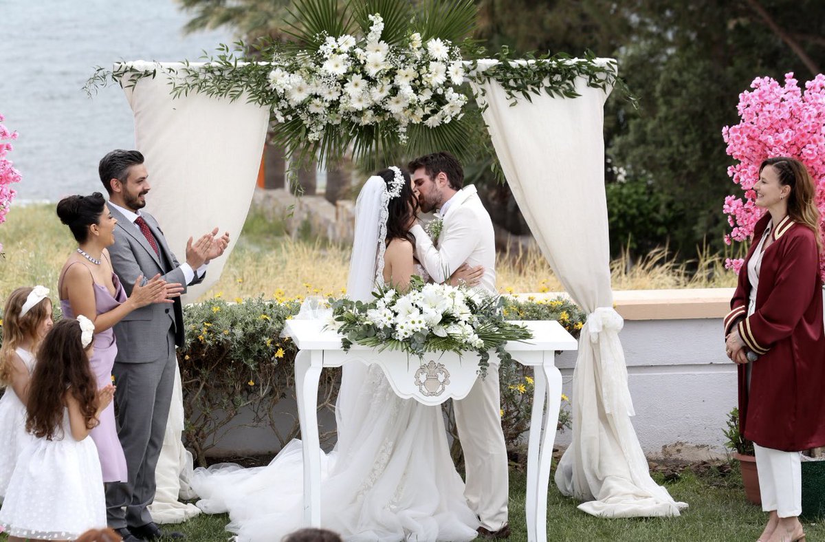 📸| Fotos do casamento TürMer

😍🤩🥰💖

   • #ÜçKızKardeş • #TürMer•
  • #ÖzgüKaya • #BerkerGüven•