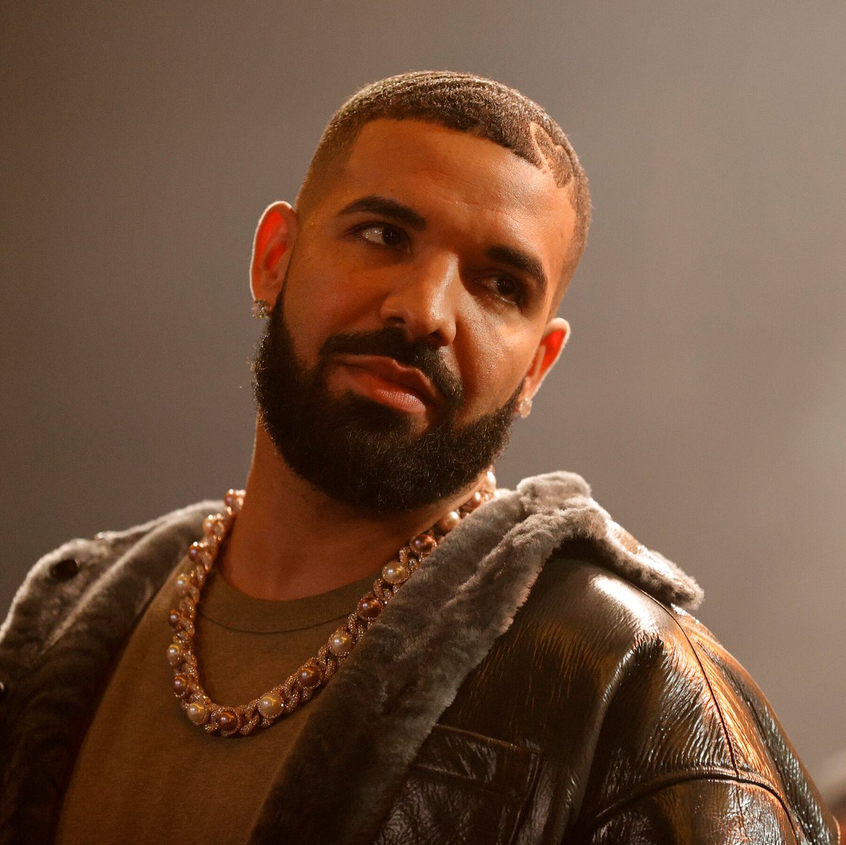 gothamhiphop's tweet image. Drake on ‘The Heart Part 6:’

“My mom came over today and I was like Mother I, Mother I, wait a second, that’s that one record where you say you got m0lested. Ah fck me I just made the whole connection…This is trauma from your own confessions”

“That’s why these p3dofile raps is…