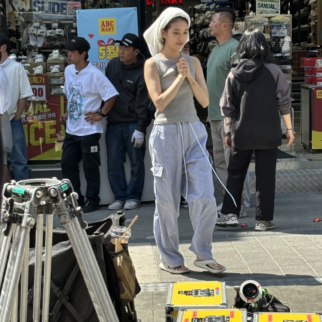 #Suzy was spotted filming for fantasy com-com drama #EverythingWillComeTrue.

#KimWooBin #SongHyeKyo #BaeSuzy #배수지 #송혜교 #강태오 #김우빈 #다이루어질지니